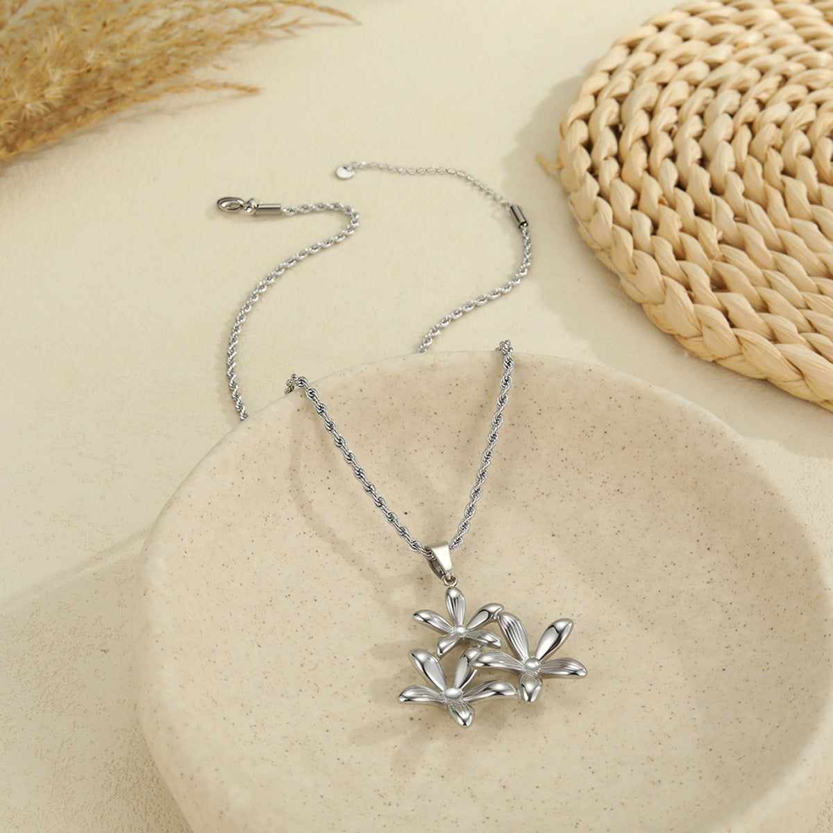 Adiffu Fashionable Hollowed-out Flower Pendant Collar Necklace