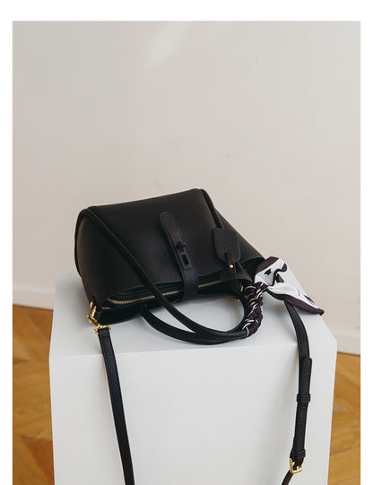 Small Volume Large Capacity Tote Bag