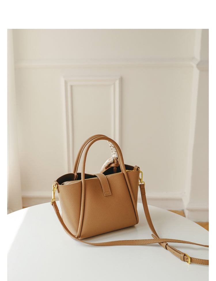 Small Volume Large Capacity Tote Bag