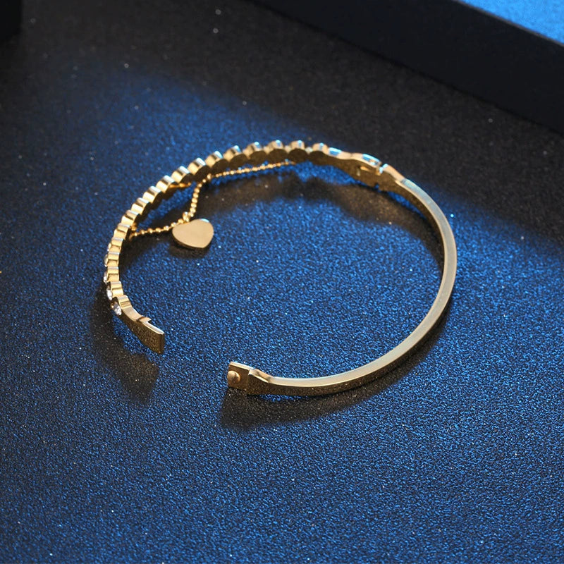 Minimalist Gold Heart Pendant Bracelet
