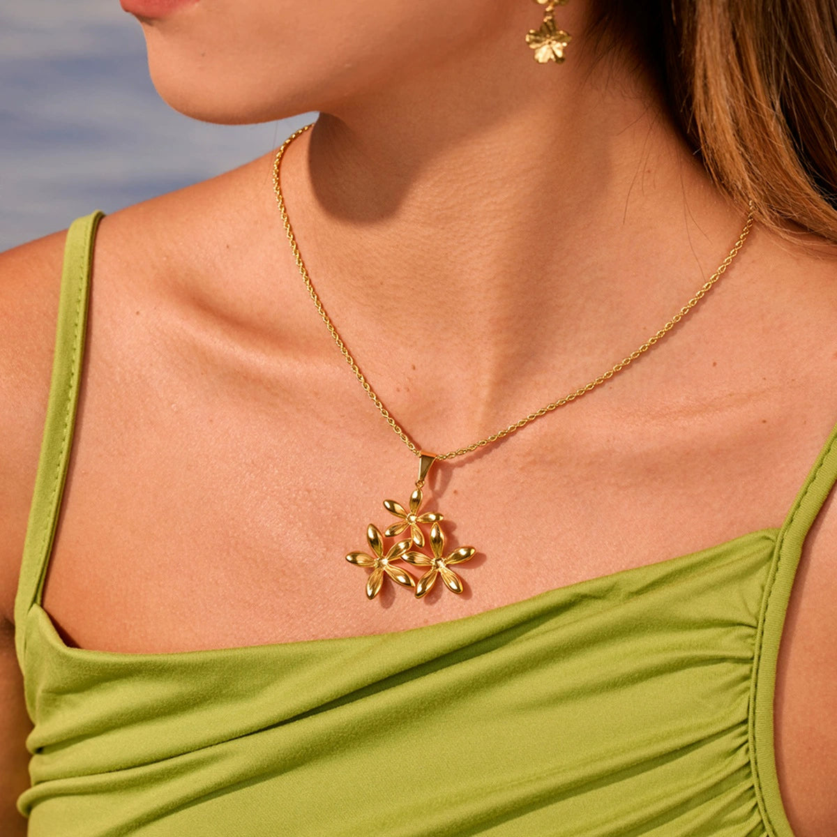 Adiffu Fashionable Hollowed-out Flower Pendant Collar Necklace