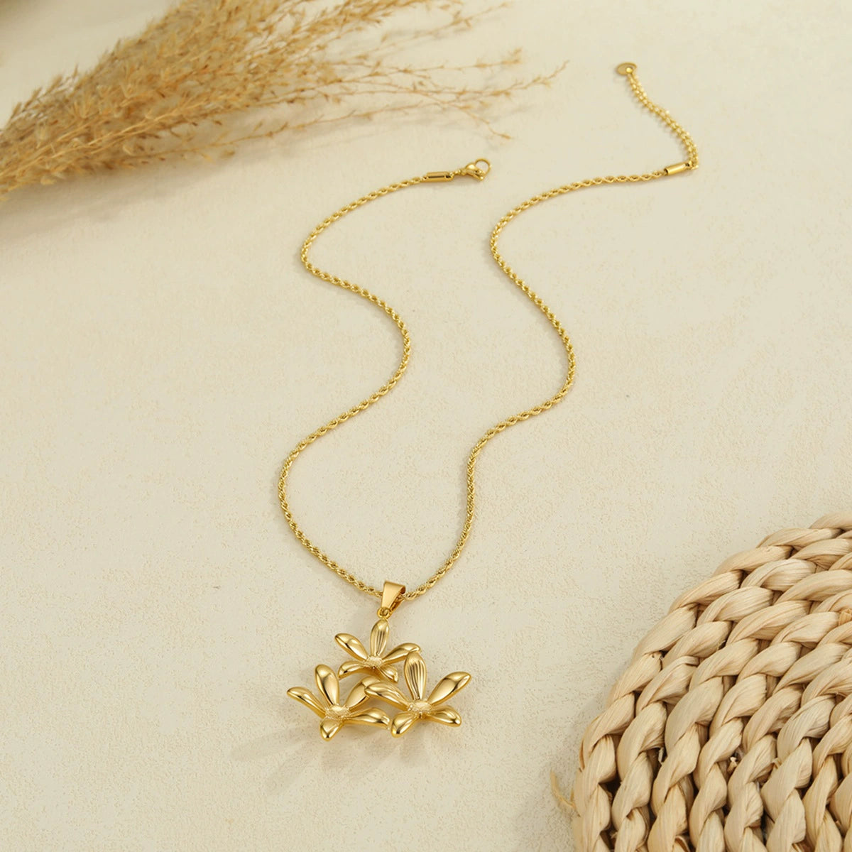 Adiffu Fashionable Hollowed-out Flower Pendant Collar Necklace